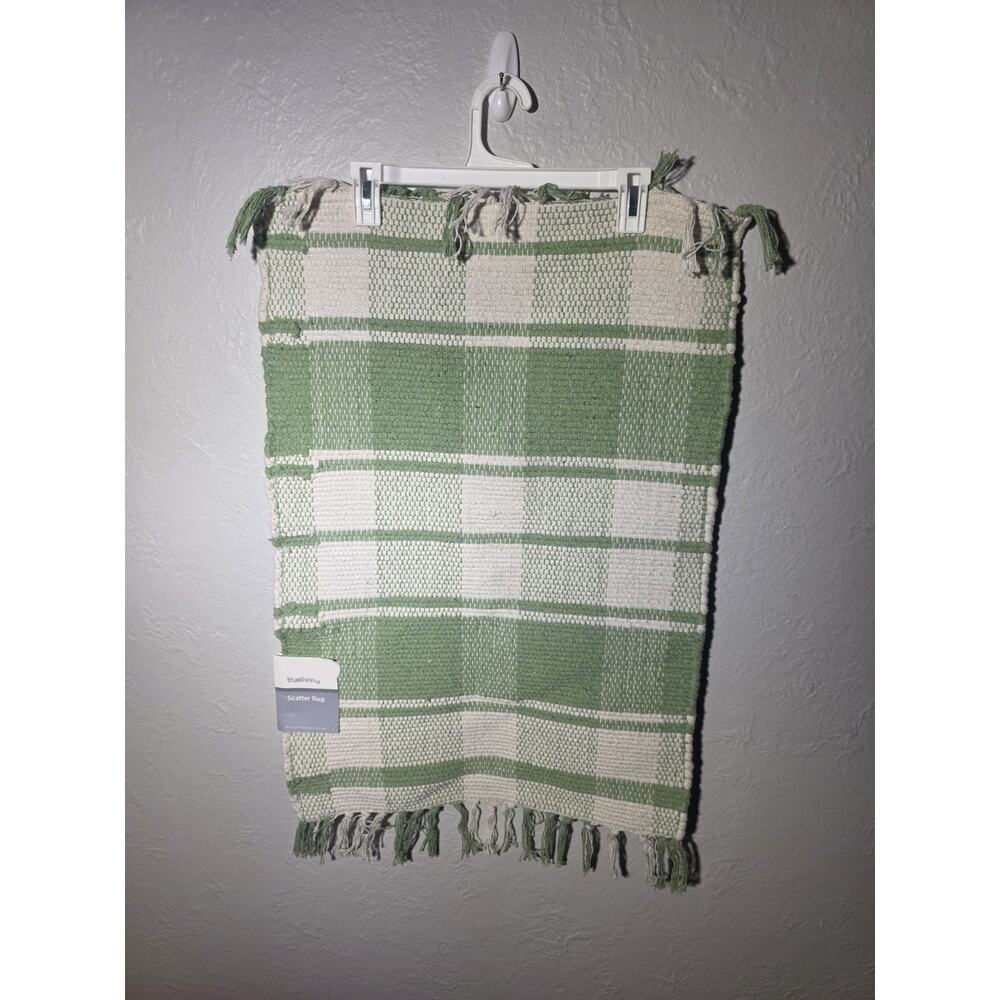 New With Tags True Living Scatter Rug Green And White with Tassels 20”x30”